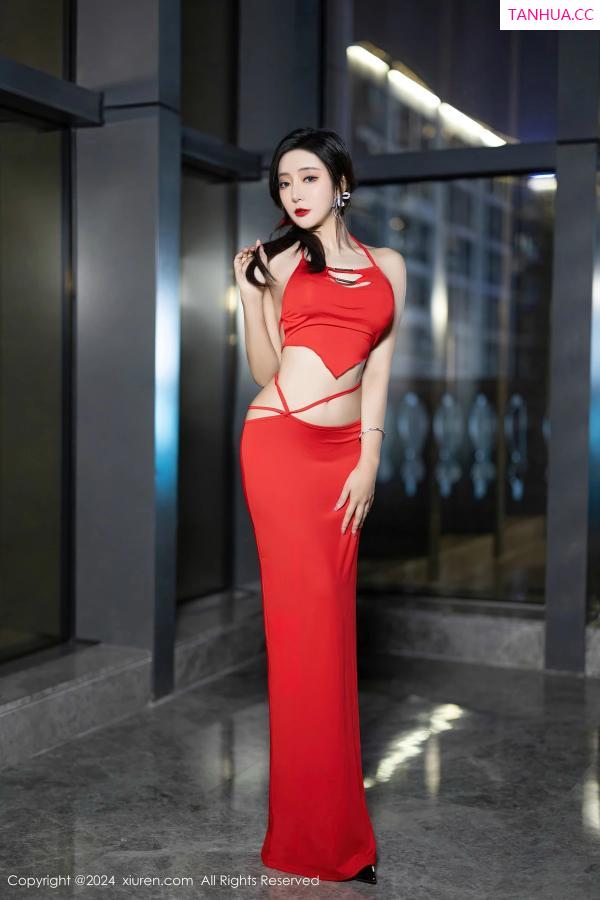 王馨瑶  [XiuRen]高清写真图 2024.04.11 No.8378 王馨瑶yanni 丝袜美腿第9张图片